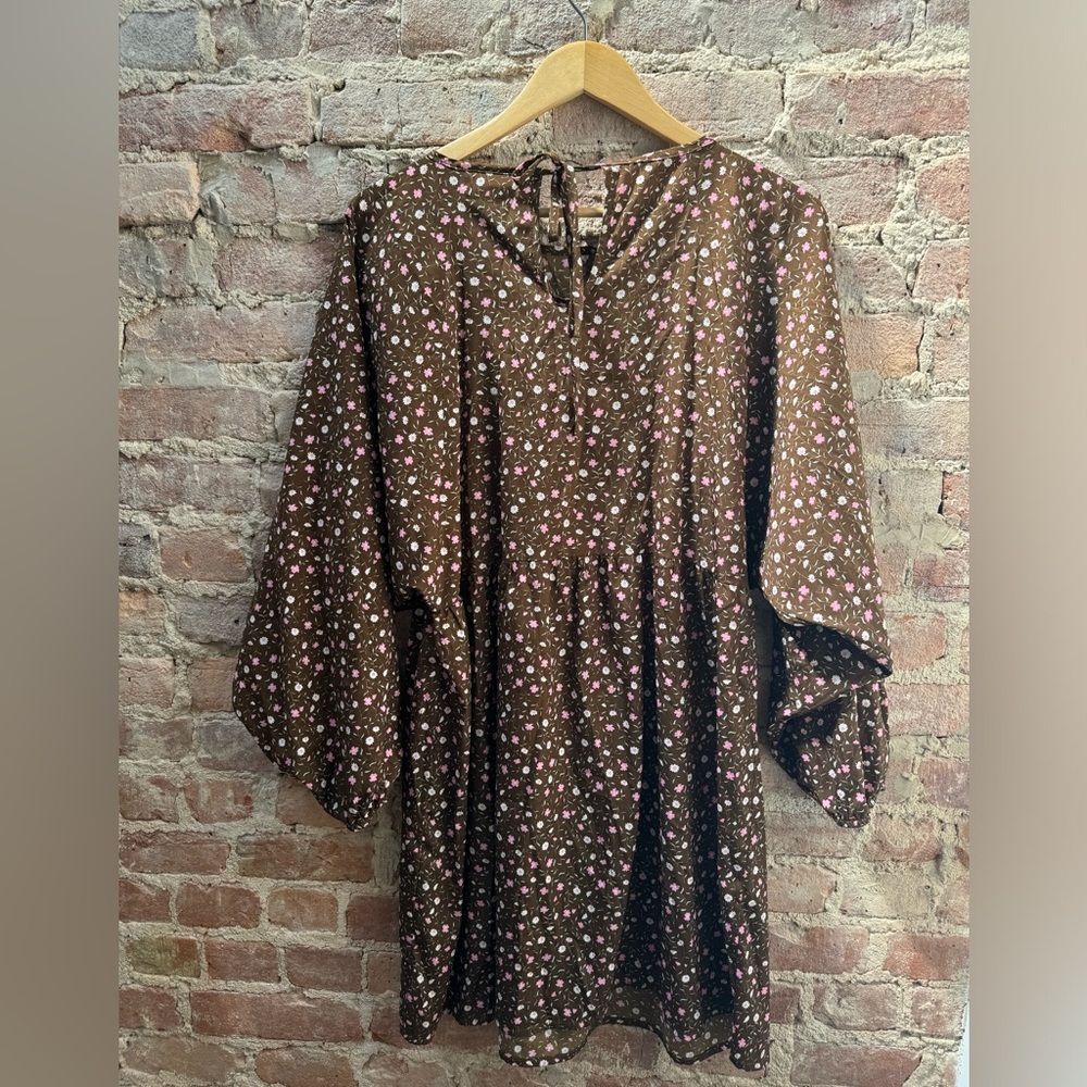 Daisy street short dress with long volume sleeves. Flower print.